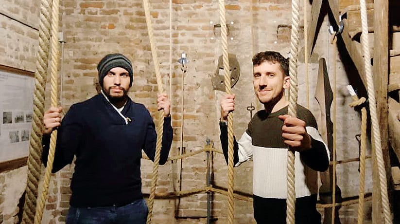 Da sinistra, il tecnico Maurizio Bertazzolo e il sacrestano della parrocchia Andrea Corvi (Luccini)