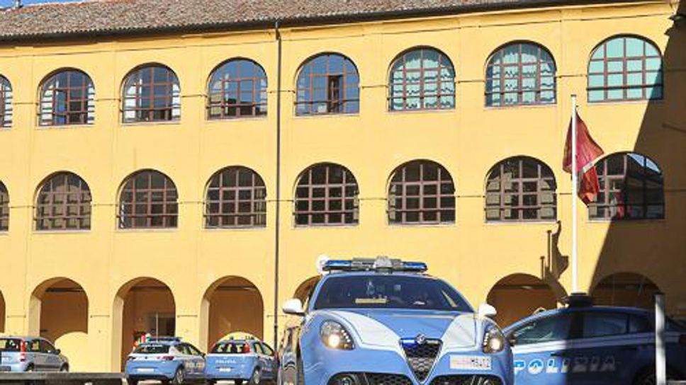 La questura ha avviato le indagini dopo che una donna ha chiamato la polizia denunciando una violenza subita