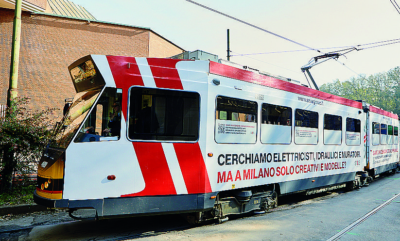 Uno dei tram tappezzato con la pubblicità della holding di Tribiano (Cuti)