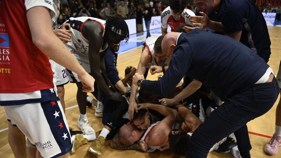 Max Ferraro festeggiato dai compagni dopo il canestro decisivo a fil di sirena