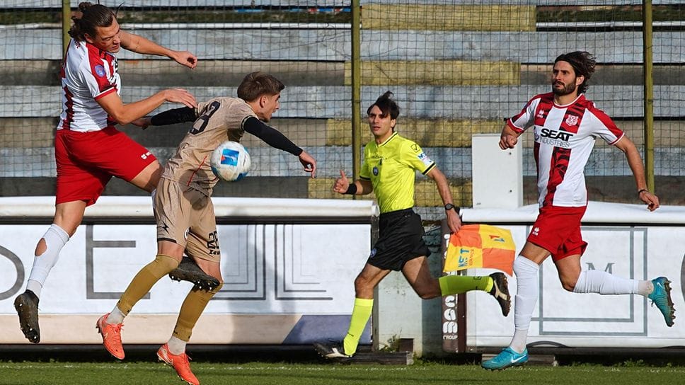 Duello aereo tra Ferraresi e DI Bitonto (foto Nando Di Somma