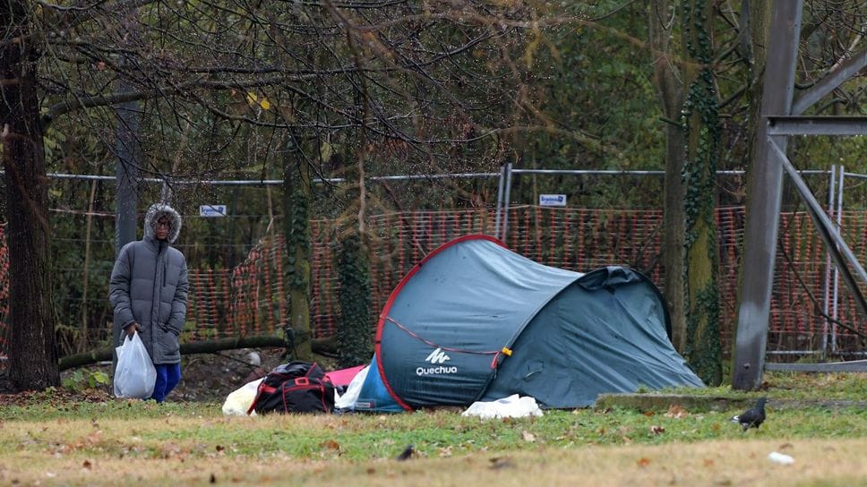 Tossicodipendenti accampati all’esterno della metropolitana (archivio)