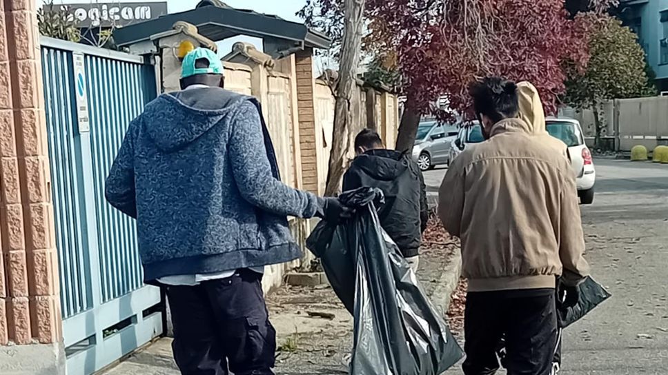 I migranti del Centro di accoglienza durante le pulizie (Dovera)