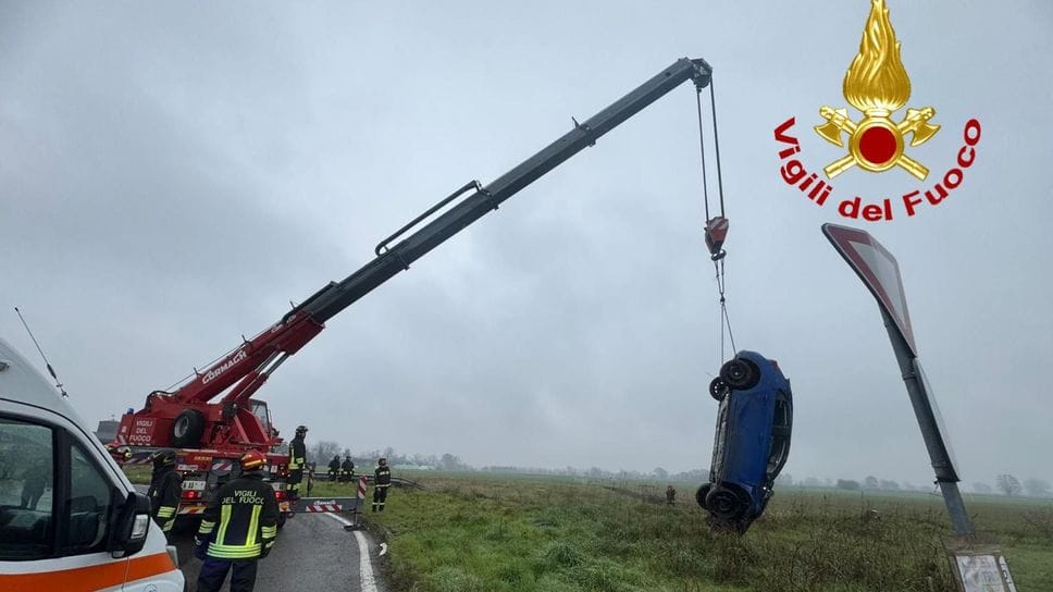Il recupero dell’auto finita fuori strada a Salerano