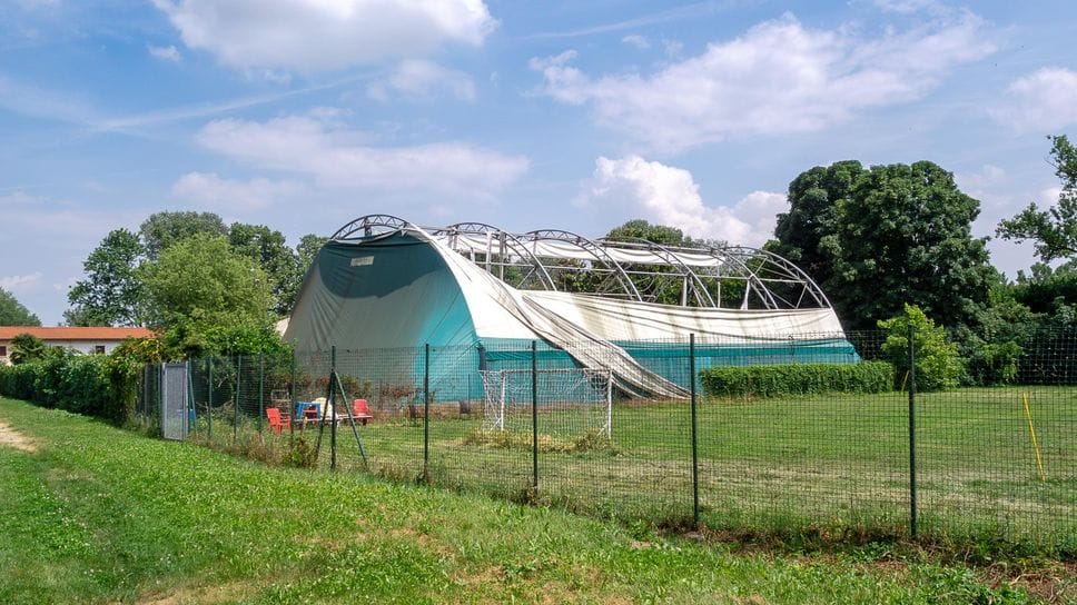 Il centro tennis danneggiato dal maltempo (archivio)