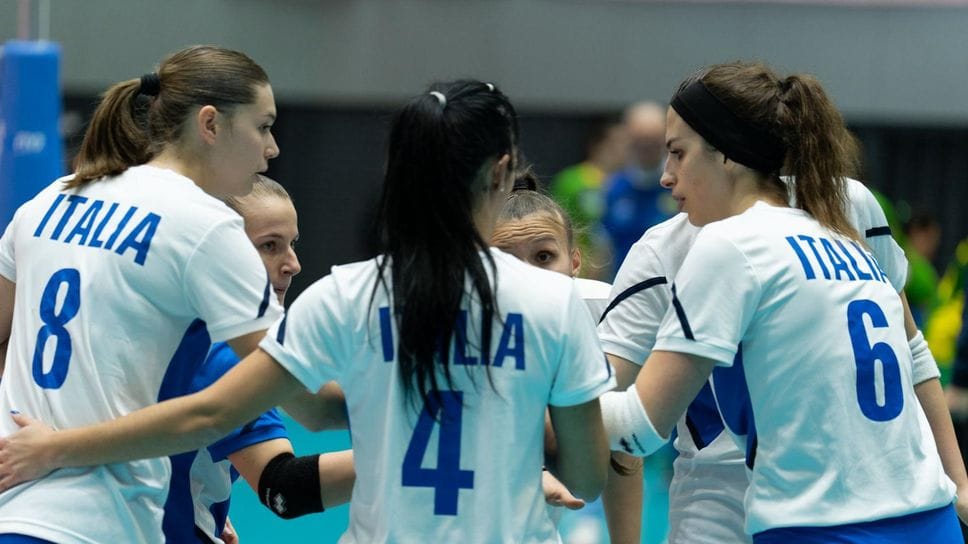 Luana Martone col numero 6