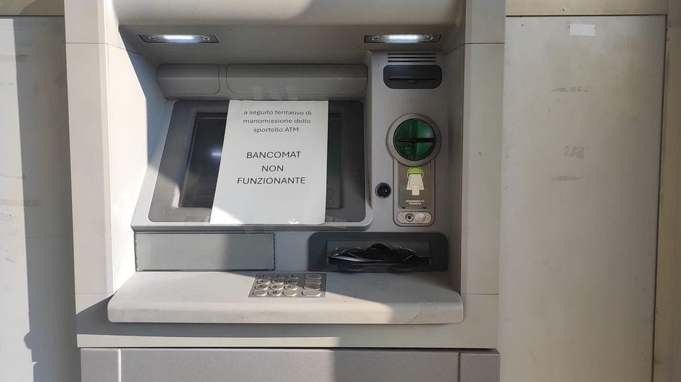 Lo sportello di Tavazzano con segni di manomissione