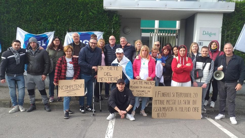 Un presidio dei lavoratori davanti alla fabbrica di marinati