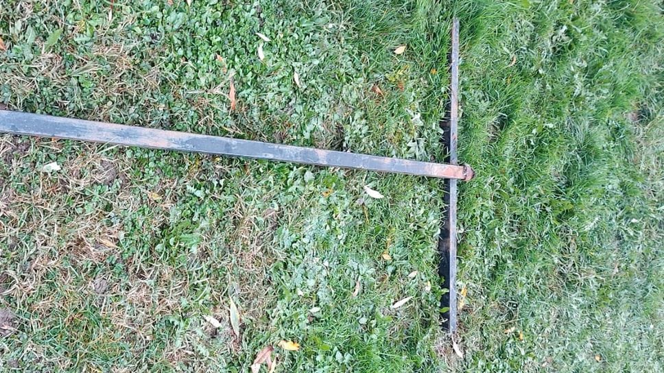 L’attrezzo in ferro impugnato dal genitore infuriato per l’andamento dell’incontro