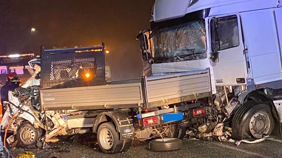 Il drammatico schianto tra il furgone del giovane e un tir