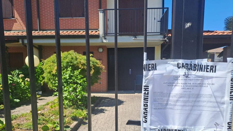 La casa in cui fu trovata la donna senza vita e fu soccorso il marito