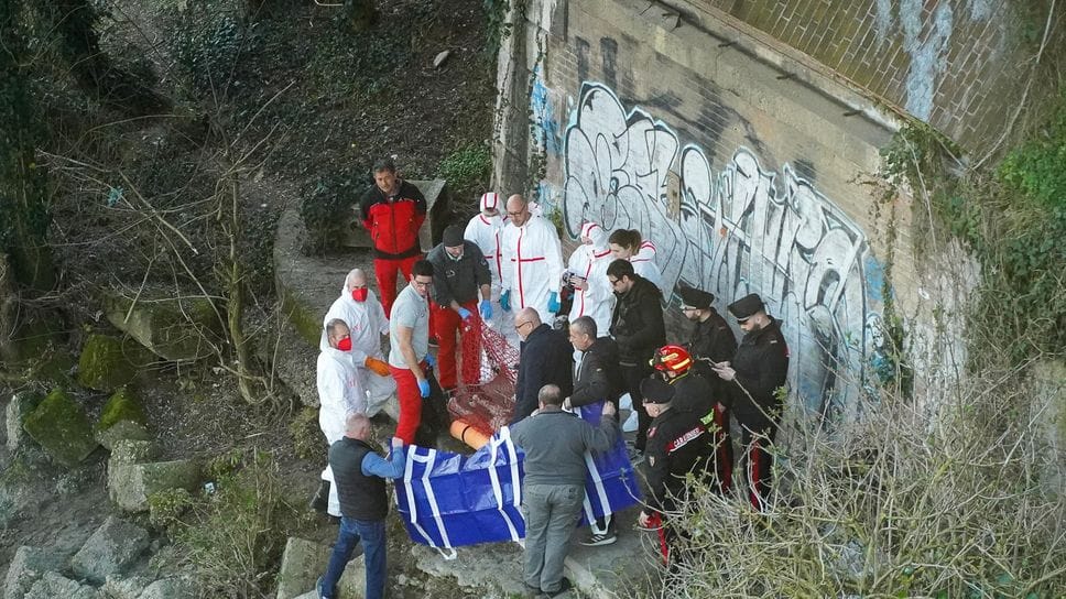 Il recupero della salma sotto il ponte di Bisnate