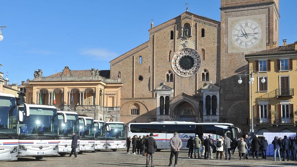 Gli enormi bus Autostradale schierati sui sassi di piazza della Vittoria