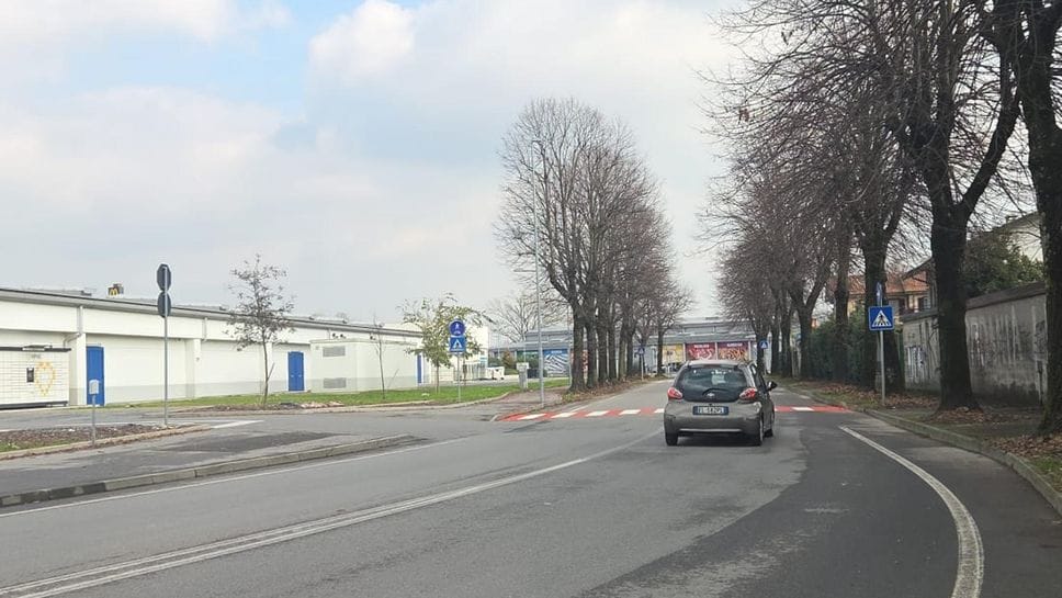 Una strada di Paullo con le strisce pedonali rinnovate