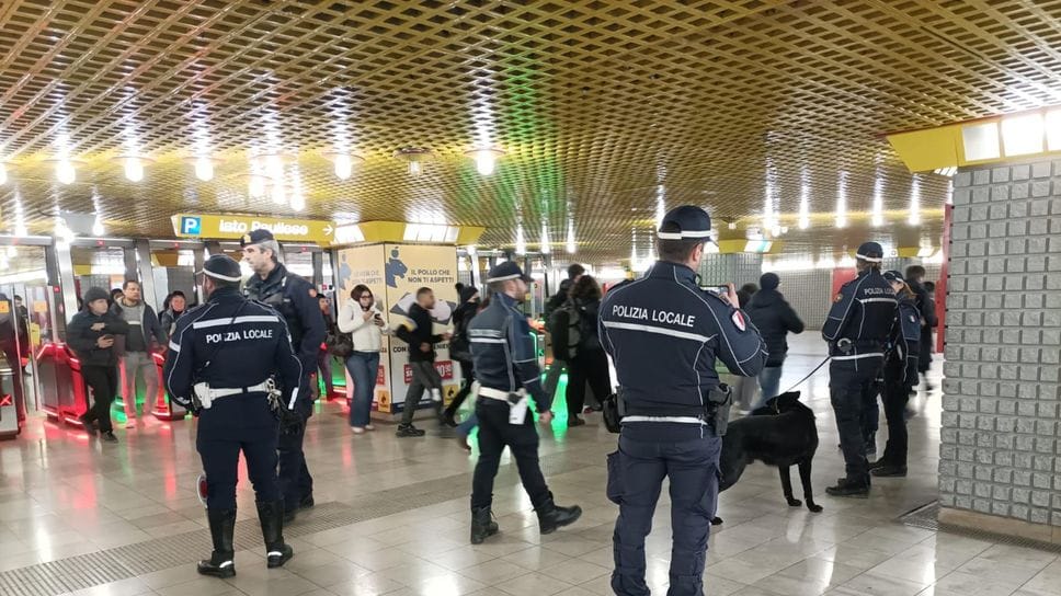 La polizia locale all’uscita dai tornelli della Mm3