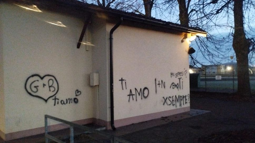 Le scritte comparse sui muri dellla chiesetta del Chiesuolo a Sant’Angelo