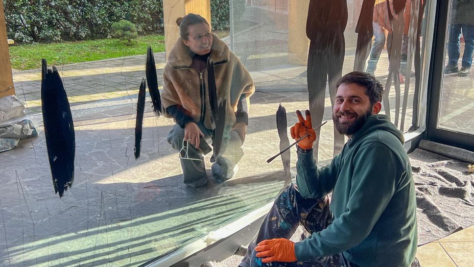 L’artista Goran Castellotti impegnato nelle decorazioni