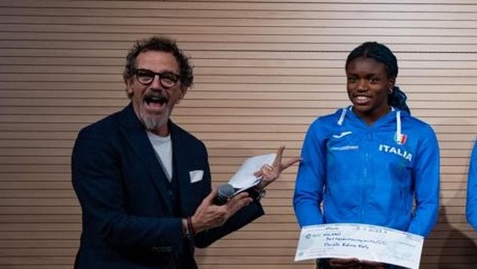 Kelly Doualla durante una premiazione con il comico Germano Lanzoni