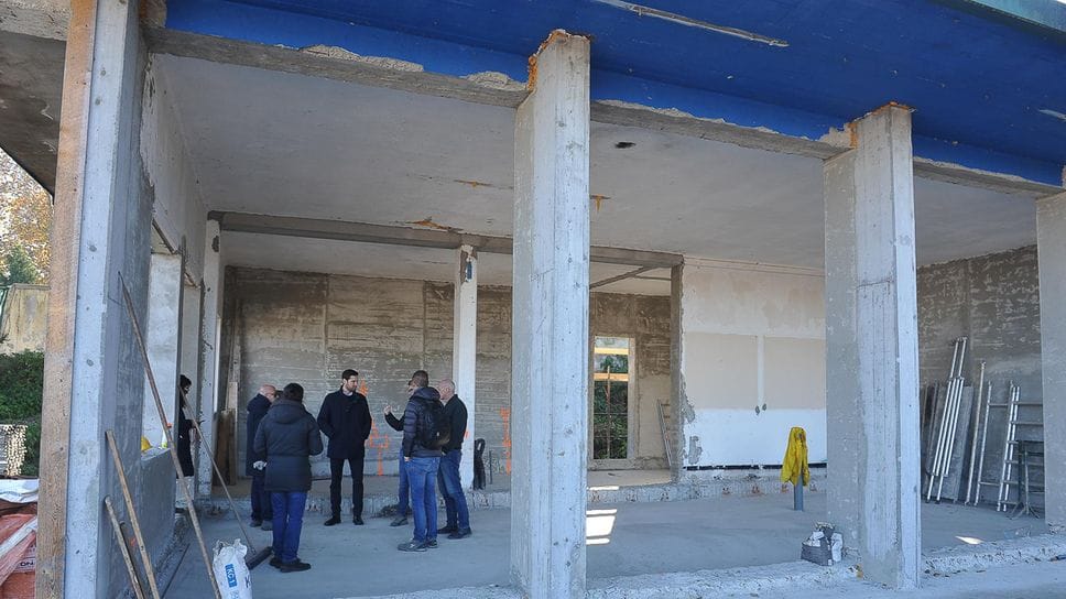 Il sopralluogo del sindaco Andrea Furegato al cantiere della piscina Ferrabini nell’Oltreadda