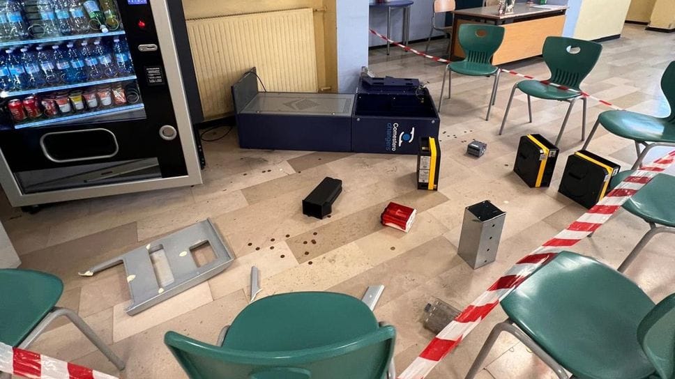 Il cambiamonete devastato dopo il furto