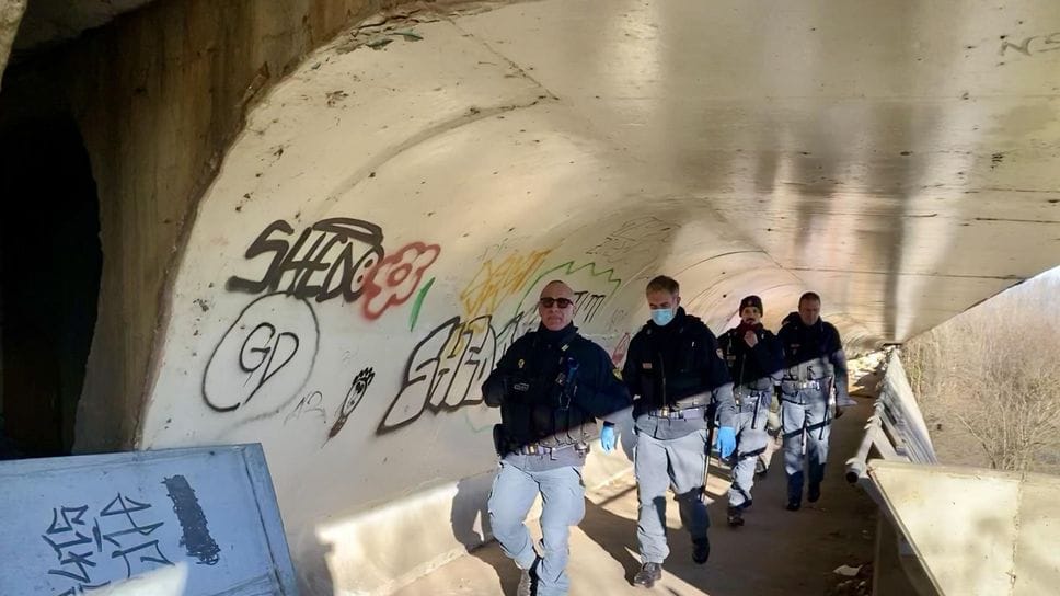 Un sopralluogo della polizia sotto il ponte