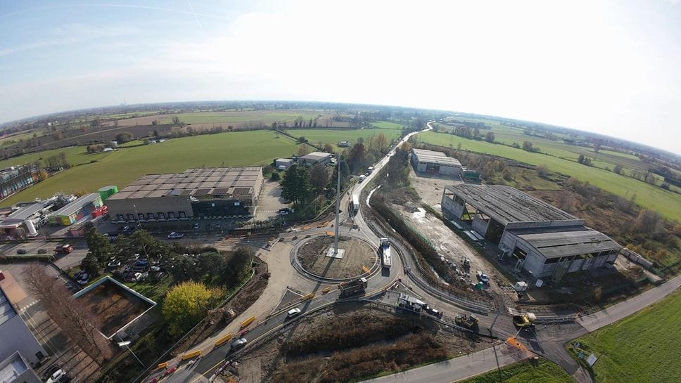 Gli ultimi ritocchi alla rotonda nei giorni scorsi