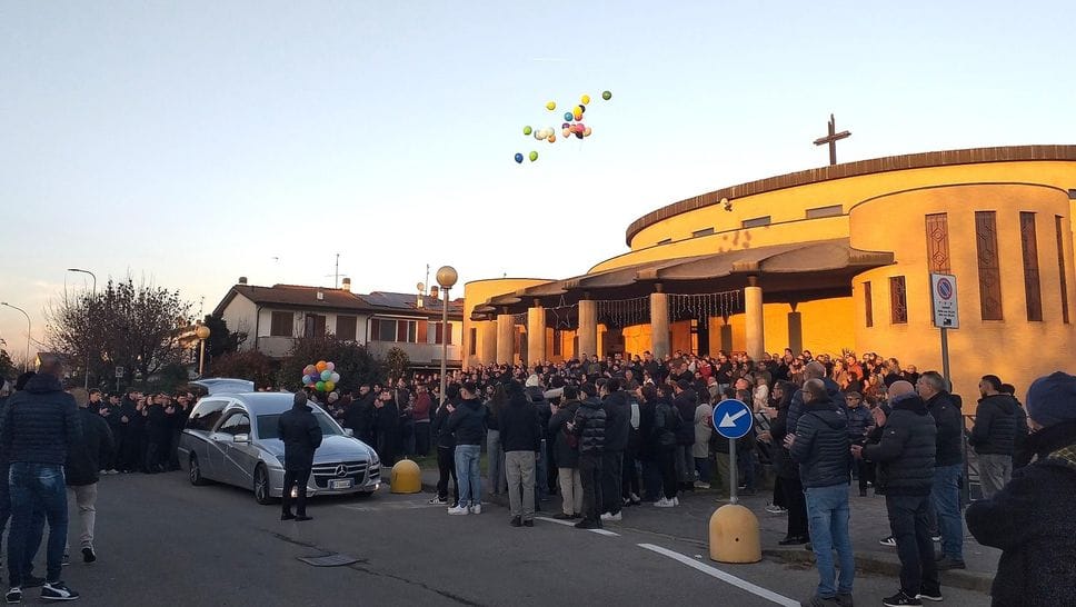 Un momento dei funerali, che per la prevista grande partecipazione sono stati celebrati a Sordio