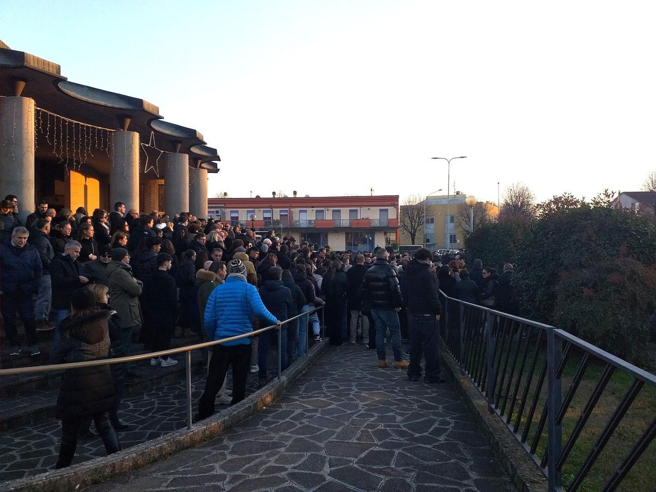 Amici e parenti davanti alla chiesa parrocchiale di Sordio