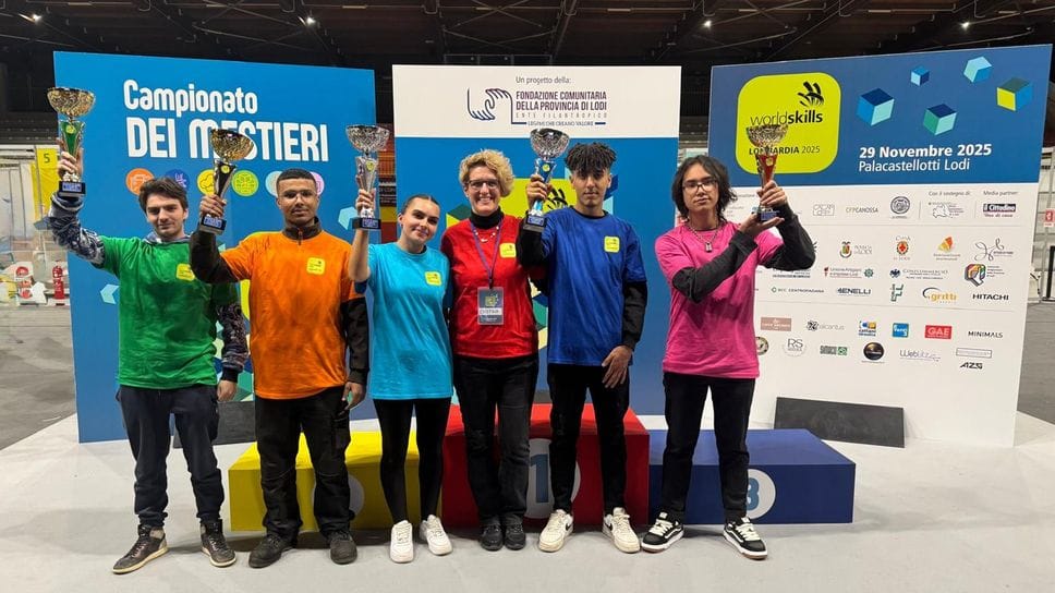 I vincitori al PalaCastellotti con la segretaria generale della Fondazione Comunitaria Cristina Baroni