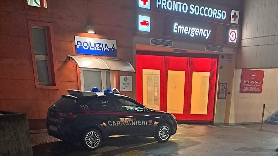 Carabinieri davanti all’ingresso del pronto soccorso di Lodi