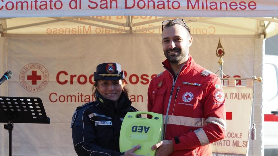 La donazione del defibrillatore automatico alla polizia locale