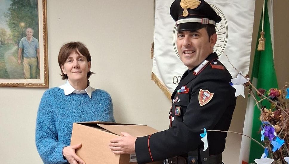 La consegna alla coop Amicizia dei prodotti rubati