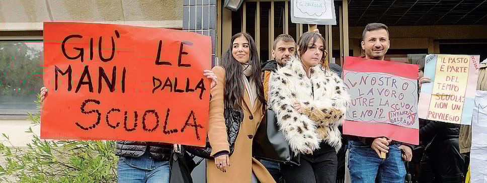 Il presidio di insegnanti e genitori per la mensa scolastica