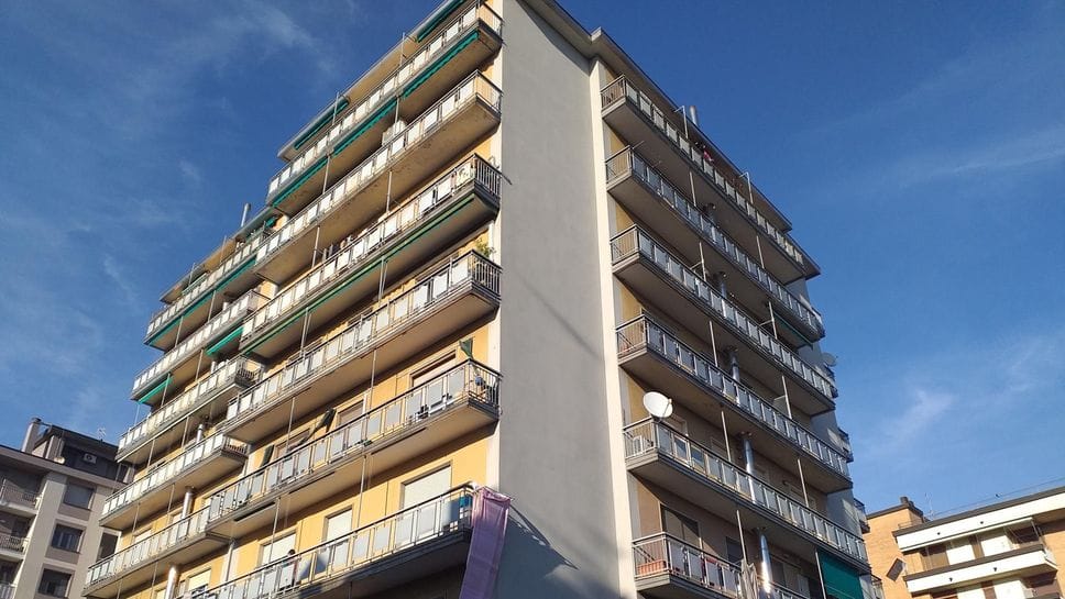 Nella foto lo stabile finito nel mirino del ladro acrobata martedì pomeriggio in via Platani