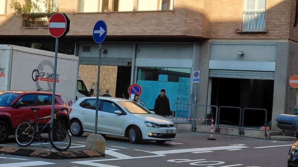 Già rimosse le vetrate dell’ex Banco Popolare di Lodi per fare spazio alla farmacia