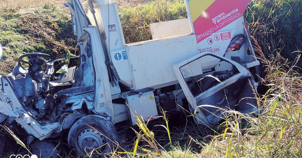 Il mezzo distrutto finito fuori strada