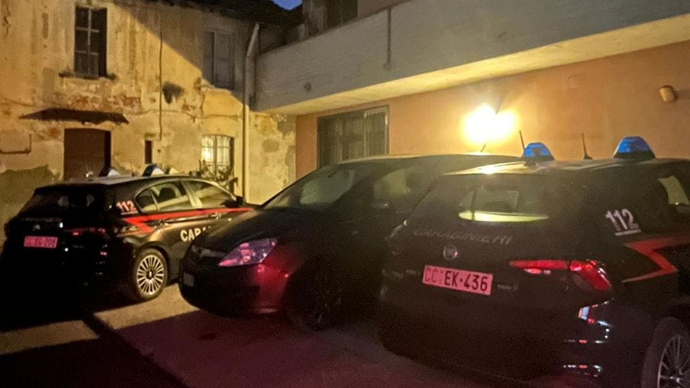 Blitz dei carabinieri e polizia locale in via Statuto a Sant’Angelo