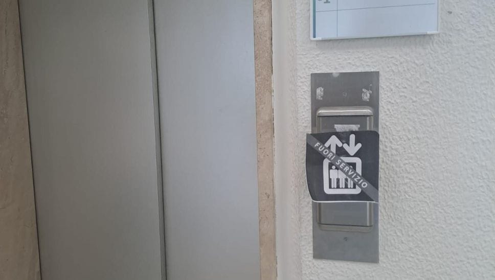 L’ascensore guasto