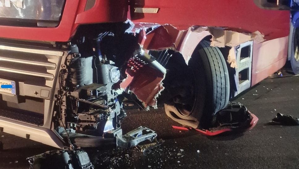 I segni dello schianto sul camion (Cornalba)