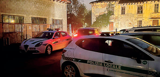 La polizia locale  in via Statuto  a Sant’Angelo