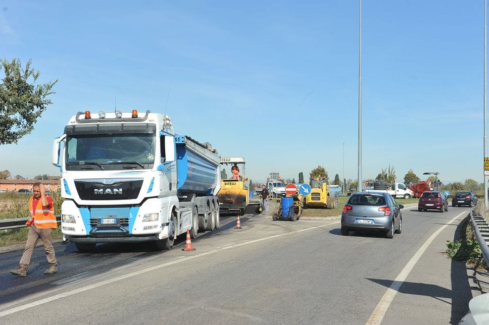 Cantiere sulla 235 per lavori di asfaltatura all’altezza di Borgo (archivio)