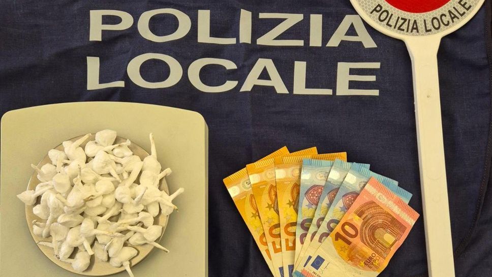 La droga e contanti sequestrati (Polizia di Stato)