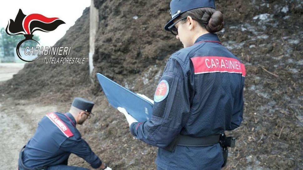 Una delle immagini diffuse dai carabinieri del nucleo forestale di Brescia, che ha eseguito il provvedimento del Gip e sequestrato l’impianto di compostaggio di Ghedi