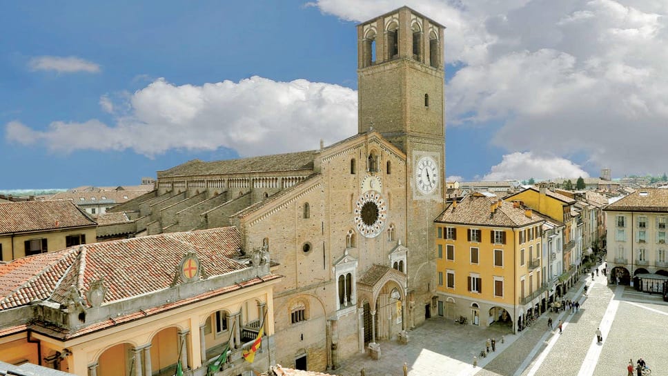 La cattedrale e palazzo Broletto in piazza Vittoria