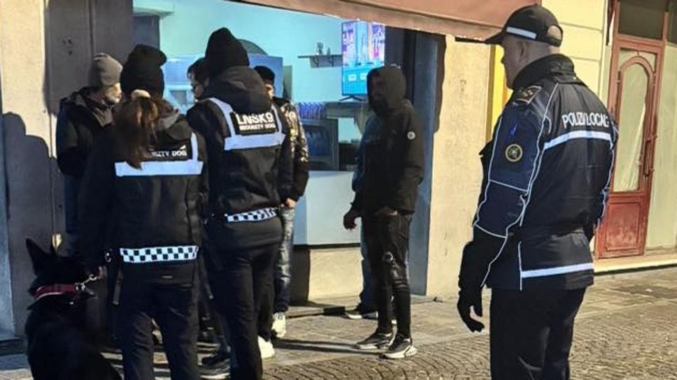 La polizia locale controlla gli avventori di un locale pubblico