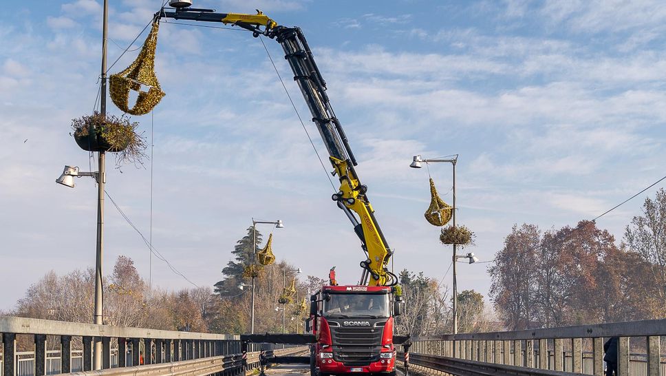 Le operazioni sul ponte dell’Adda di Lodi (foto Alexandru Ploiesteanu)