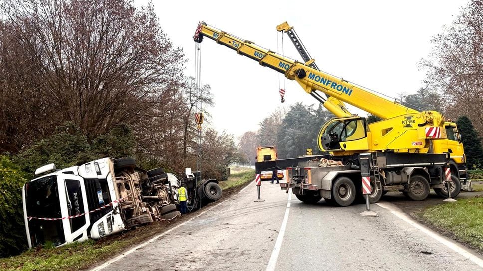 La rimozione del mezzo pesante uscito di strada (Agosti)