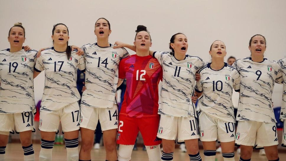 Al centro, in tenuta da portiere, la lodigiana Anthea Polloni, abbracciata dalle compagne durante l’inno