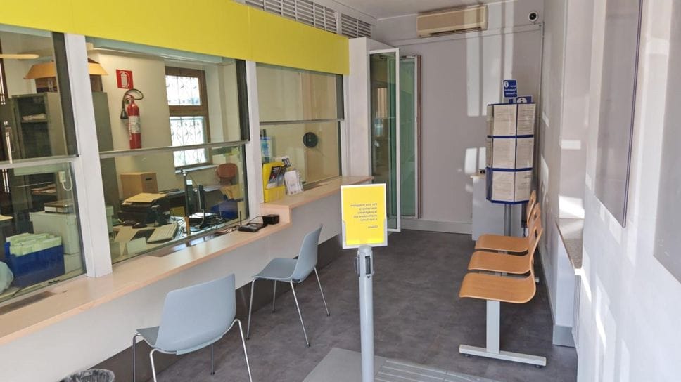 Un ufficio postale lodigiano dopo il restyling “progetto Polis”