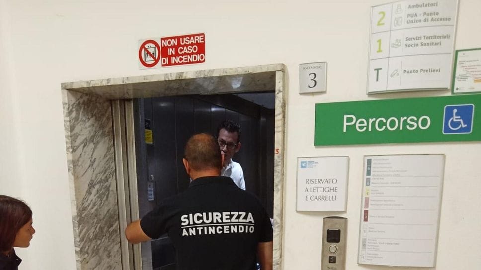 Nella foto d’archivio un intervento sull’ascensore dell’ospedale